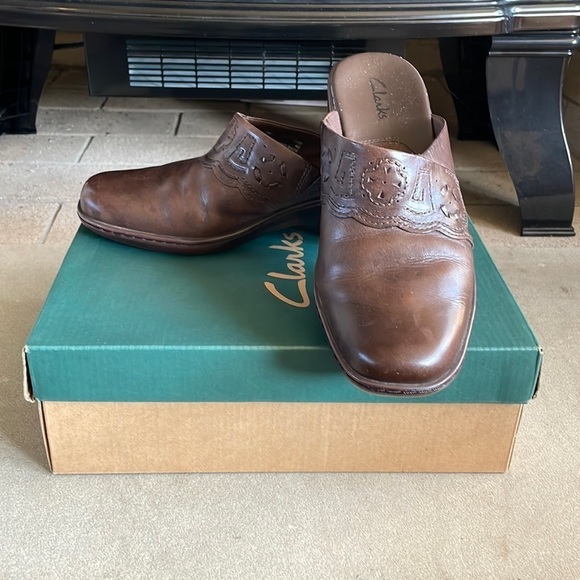 Clarks Embossed Brown Leather Clogs - Picture 1 of 8